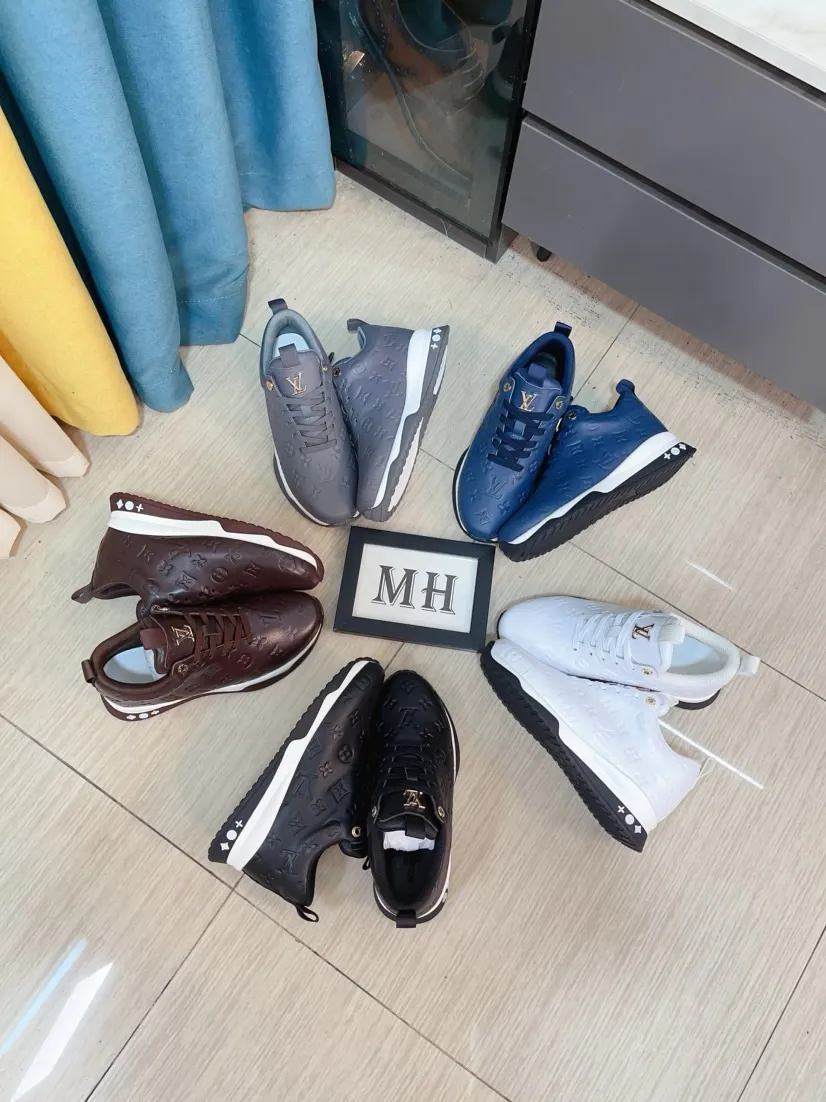 Ex-factory price 520🌹🌹[lv]🌹High-end men's shoes brand: Official website 1:1 Latest masterpiece: The upper is made of Italian imported first-layer cowhide punching design➕made of full genuine leather lining🔥, making walking more convenient and comfortable! Exclusive new style, stunning work [color]! Create a fashionable personality to set off your uniqueness! A must-have for trendy men! Classic🔥Number: 38-44